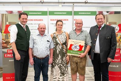 Herr Bundesminister Norbert Totschnig zeichnete bei der AMA-Hoftafelverleihung bei der Rieder Messe Rinderzucht- sowie Schweinezuchtbetriebe aus.