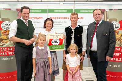 Herr Bundesminister Norbert Totschnig zeichnete bei der AMA-Hoftafelverleihung bei der Rieder Messe Rinderzucht- sowie Schweinezuchtbetriebe aus.