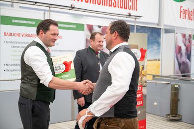 Herr Bundesminister Norbert Totschnig zeichnete bei der AMA-Hoftafelverleihung bei der Rieder Messe Rinderzucht- sowie Schweinezuchtbetriebe aus.