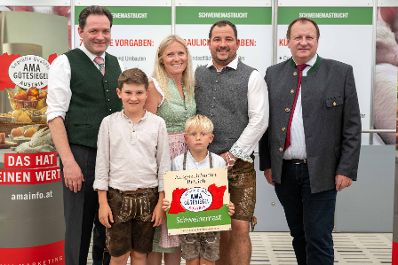 Herr Bundesminister Norbert Totschnig zeichnete bei der AMA-Hoftafelverleihung bei der Rieder Messe Rinderzucht- sowie Schweinezuchtbetriebe aus.