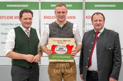 Herr Bundesminister Norbert Totschnig zeichnete bei der AMA-Hoftafelverleihung bei der Rieder Messe Rinderzucht- sowie Schweinezuchtbetriebe aus.