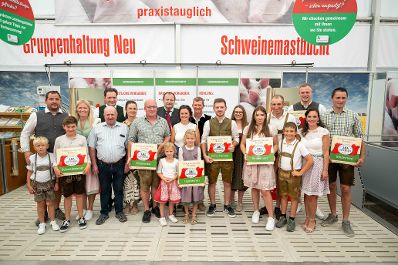 Herr Bundesminister Norbert Totschnig zeichnete bei der AMA-Hoftafelverleihung bei der Rieder Messe Rinderzucht- sowie Schweinezuchtbetriebe aus.