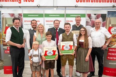 Herr Bundesminister Norbert Totschnig zeichnete bei der AMA-Hoftafelverleihung bei der Rieder Messe Rinderzucht- sowie Schweinezuchtbetriebe aus.