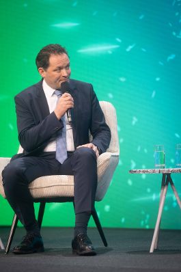 Rund 1.500 Menschen aus aller Welt besuchen den Klimagipfel, um gemeinsam an L&ouml;sungen f&uuml;r eine klimafreundliche Zukunft zu arbeiten. Etwa 40 Redner und Rednerinnen aus Politik, Wirtschaft und Gesellschaft nehmen insgesamt teil - darunter auch Herr Bundesminister Norbert Totschnig.