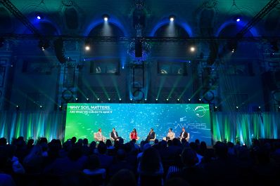 Rund 1.500 Menschen aus aller Welt besuchen den Klimagipfel, um gemeinsam an L&ouml;sungen f&uuml;r eine klimafreundliche Zukunft zu arbeiten. Etwa 40 Redner und Rednerinnen aus Politik, Wirtschaft und Gesellschaft nehmen insgesamt teil - darunter auch Herr Bundesminister Norbert Totschnig.
