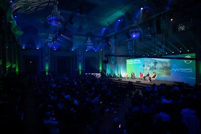 Rund 1.500 Menschen aus aller Welt besuchen den Klimagipfel, um gemeinsam an L&ouml;sungen f&uuml;r eine klimafreundliche Zukunft zu arbeiten. Etwa 40 Redner und Rednerinnen aus Politik, Wirtschaft und Gesellschaft nehmen insgesamt teil - darunter auch Herr Bundesminister Norbert Totschnig.