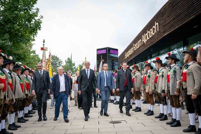 Herr Bundesminister nahm an der Er&ouml;ffnung des europ&auml;ischen Forum Alpbach teil. Erst folgte eine heilige Messe, danach ein landes&uuml;blicher Empfang.
