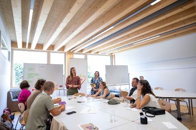 Im Zuge des Europ&auml;ischem Forum Alpbach gab es eine Session in Rotholz gemeinsam mit Herrn Bundesminister Norbert Totschnig. Bei einem Stationenbetrieb wurde den Teilnehmerinnen und Teilnehmer die Wichtigkeit von Regionalit&auml;t gezeigt.
