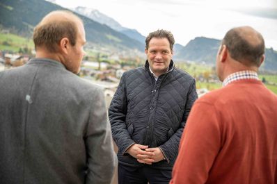 Bundesminister Norbert Totschnig besuchte den Betrieb der Familie Walchhofer in Altenmarkt, Salzburg. Die Betrieb besitzt eine Biogasanlage.