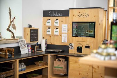 Herr Bundesminister Norbert Totschnig besichtigte den Genussladen Lehengut und den Hof Lehengut der Familie Laner in Werfen, Salzburg.