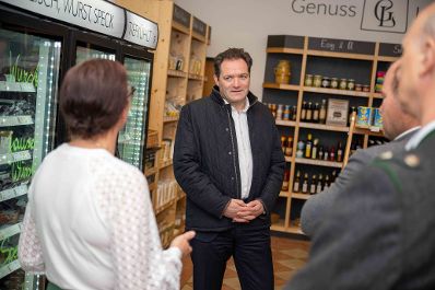 Herr Bundesminister Norbert Totschnig besichtigte den Genussladen Lehengut und den Hof Lehengut der Familie Laner in Werfen, Salzburg.