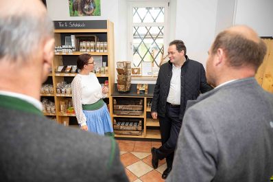 Herr Bundesminister Norbert Totschnig besichtigte den Genussladen Lehengut und den Hof Lehengut der Familie Laner in Werfen, Salzburg.