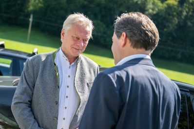 Alois Rainer, Bundesminister f&uuml;r Landwirtschaft, Ern&auml;hrung und Heimat in Deutschland, besuchte Herrn Bundesminister Norbert Totschnig in Salzburg. Gemeinsam besuchten sie einen Betrieb.