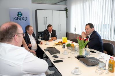 Bundesminister Norbert Totschnig besuchte das Unternehmen H&ouml;pperger. Das Abfallunternehmen pr&auml;sentierte ihren Standort und das Gel&auml;nde.