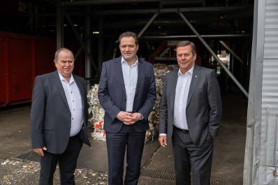 Bundesminister Norbert Totschnig besuchte das Unternehmen H&ouml;pperger. Das Abfallunternehmen pr&auml;sentierte ihren Standort und das Gel&auml;nde.
