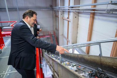 Bundesminister Norbert Totschnig besuchte das Unternehmen H&ouml;pperger. Das Abfallunternehmen pr&auml;sentierte ihren Standort und das Gel&auml;nde.