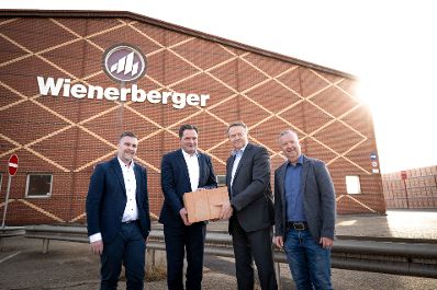 Herr Bundesminister Norbert Totschnig besuchte das Unternehmen Wienerberg, die sich auf die Produktion von Ziegelsteinen spezialisiert haben.