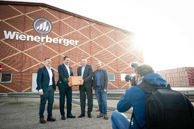 Herr Bundesminister Norbert Totschnig besuchte das Unternehmen Wienerberg, die sich auf die Produktion von Ziegelsteinen spezialisiert haben.