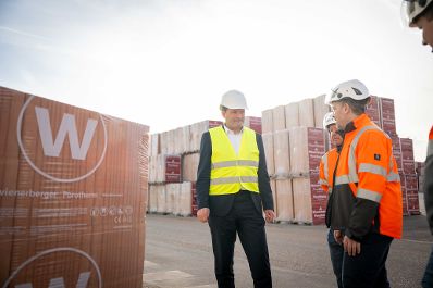 Herr Bundesminister Norbert Totschnig besuchte das Unternehmen Wienerberg, die sich auf die Produktion von Ziegelsteinen spezialisiert haben.