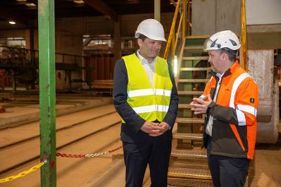Herr Bundesminister Norbert Totschnig besuchte das Unternehmen Wienerberg, die sich auf die Produktion von Ziegelsteinen spezialisiert haben.