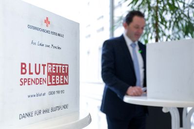 Bundesminister Norbert Totschnig nahm an der Blutspendeaktion teil, welche durch das BMLUK im Regierungsgeb&auml;ude organisiert wurde.