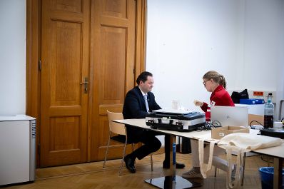 Bundesminister Norbert Totschnig nahm an der Blutspendeaktion teil, welche durch das BMLUK im Regierungsgeb&auml;ude organisiert wurde.
