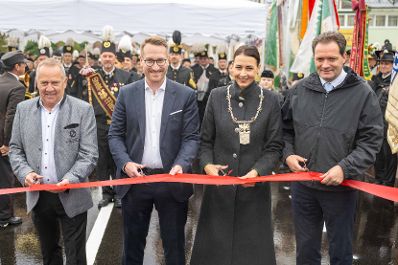 Herr Bundesminister Norbert Totschnig besuchte die Br&uuml;ckener&ouml;ffnung in Schwaz, Tirol. Er&ouml;ffnet wurde diese mit einem landes&uuml;blichen Empfang und es folgte eine Segnung der Br&uuml;cke.