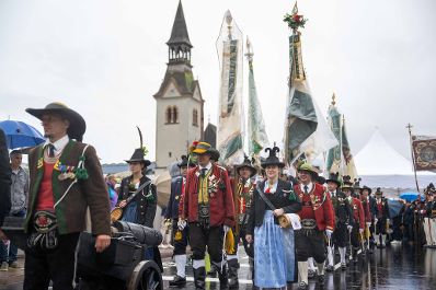Herr Bundesminister Norbert Totschnig besuchte die Br&uuml;ckener&ouml;ffnung in Schwaz, Tirol. Er&ouml;ffnet wurde diese mit einem landes&uuml;blichen Empfang und es folgte eine Segnung der Br&uuml;cke.