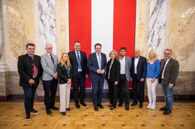 Herr Bundesminister Norbert Totschnig verlieh am 30. Oktober 2025 im Auftrage von Herrn Bundespr&auml;sidenten Alexander Van der Bellen Ehrenzeichen und Berufstitel an verdiente Pers&ouml;nlichkeiten seines Ressorts. Die Verleihung fand im Marmorsaal des Regierungsgeb&auml;udes am Stubenring 1 in Wien statt.