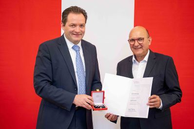 Herr Bundesminister Norbert Totschnig verlieh am 30. Oktober 2025 im Auftrage von Herrn Bundespr&auml;sidenten Alexander Van der Bellen Ehrenzeichen und Berufstitel an verdiente Pers&ouml;nlichkeiten seines Ressorts. Die Verleihung fand im Marmorsaal des Regierungsgeb&auml;udes am Stubenring 1 in Wien statt.