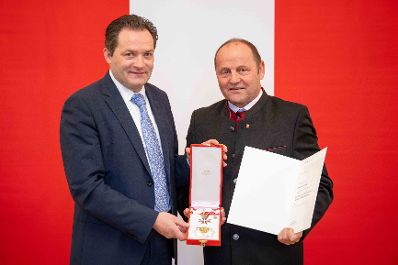 Herr Bundesminister Norbert Totschnig verlieh am 30. Oktober 2025 im Auftrage von Herrn Bundespr&auml;sidenten Alexander Van der Bellen Ehrenzeichen und Berufstitel an verdiente Pers&ouml;nlichkeiten seines Ressorts. Die Verleihung fand im Marmorsaal des Regierungsgeb&auml;udes am Stubenring 1 in Wien statt.