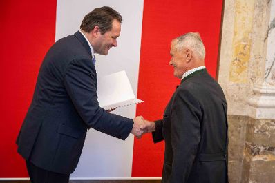 Herr Bundesminister Norbert Totschnig verlieh am 30. Oktober 2025 im Auftrage von Herrn Bundespr&auml;sidenten Alexander Van der Bellen Ehrenzeichen und Berufstitel an verdiente Pers&ouml;nlichkeiten seines Ressorts. Die Verleihung fand im Marmorsaal des Regierungsgeb&auml;udes am Stubenring 1 in Wien statt.