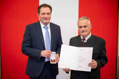 Herr Bundesminister Norbert Totschnig verlieh am 30. Oktober 2025 im Auftrage von Herrn Bundespr&auml;sidenten Alexander Van der Bellen Ehrenzeichen und Berufstitel an verdiente Pers&ouml;nlichkeiten seines Ressorts. Die Verleihung fand im Marmorsaal des Regierungsgeb&auml;udes am Stubenring 1 in Wien statt.