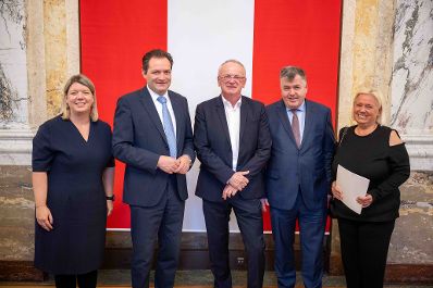 Herr Bundesminister Norbert Totschnig verlieh am 30. Oktober 2025 im Auftrage von Herrn Bundespr&auml;sidenten Alexander Van der Bellen Ehrenzeichen und Berufstitel an verdiente Pers&ouml;nlichkeiten seines Ressorts. Die Verleihung fand im Marmorsaal des Regierungsgeb&auml;udes am Stubenring 1 in Wien statt.