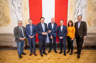 Herr Bundesminister Norbert Totschnig verlieh am 30. Oktober 2025 im Auftrage von Herrn Bundespr&auml;sidenten Alexander Van der Bellen Ehrenzeichen und Berufstitel an verdiente Pers&ouml;nlichkeiten seines Ressorts. Die Verleihung fand im Marmorsaal des Regierungsgeb&auml;udes am Stubenring 1 in Wien statt.