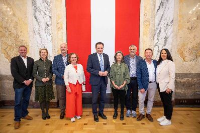 Herr Bundesminister Norbert Totschnig verlieh am 30. Oktober 2025 im Auftrage von Herrn Bundespr&auml;sidenten Alexander Van der Bellen Ehrenzeichen und Berufstitel an verdiente Pers&ouml;nlichkeiten seines Ressorts. Die Verleihung fand im Marmorsaal des Regierungsgeb&auml;udes am Stubenring 1 in Wien statt.