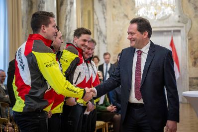 Zur Ehrung der tollen Leistungen bei der Forstwettkampf-WM und Gartenbau-EM lud Bundesminister Norbert Totschnig die beiden Teams ein in den Marmorsaal im Regierungsgeb&auml;ude, um die Teilnehmerinnen und Teilnehmer auszuzeichen.