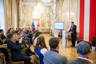 Zur Ehrung der tollen Leistungen bei der Forstwettkampf-WM und Gartenbau-EM lud Bundesminister Norbert Totschnig die beiden Teams ein in den Marmorsaal im Regierungsgeb&auml;ude, um die Teilnehmerinnen und Teilnehmer auszuzeichen.