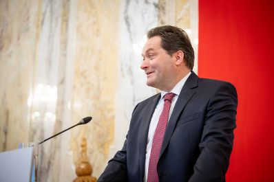 Zur Ehrung der tollen Leistungen bei der Forstwettkampf-WM und Gartenbau-EM lud Bundesminister Norbert Totschnig die beiden Teams ein in den Marmorsaal im Regierungsgeb&auml;ude, um die Teilnehmerinnen und Teilnehmer auszuzeichen.