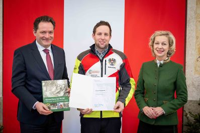 Zur Ehrung der tollen Leistungen bei der Forstwettkampf-WM und Gartenbau-EM lud Bundesminister Norbert Totschnig die beiden Teams ein in den Marmorsaal im Regierungsgeb&auml;ude, um die Teilnehmerinnen und Teilnehmer auszuzeichen.