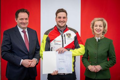 Zur Ehrung der tollen Leistungen bei der Forstwettkampf-WM und Gartenbau-EM lud Bundesminister Norbert Totschnig die beiden Teams ein in den Marmorsaal im Regierungsgeb&auml;ude, um die Teilnehmerinnen und Teilnehmer auszuzeichen.