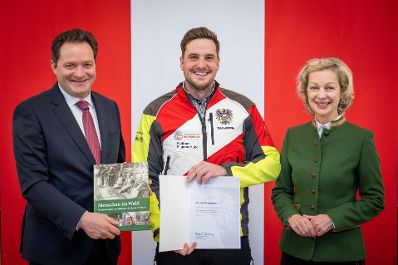 Zur Ehrung der tollen Leistungen bei der Forstwettkampf-WM und Gartenbau-EM lud Bundesminister Norbert Totschnig die beiden Teams ein in den Marmorsaal im Regierungsgeb&auml;ude, um die Teilnehmerinnen und Teilnehmer auszuzeichen.