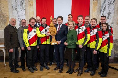 Zur Ehrung der tollen Leistungen bei der Forstwettkampf-WM und Gartenbau-EM lud Bundesminister Norbert Totschnig die beiden Teams ein in den Marmorsaal im Regierungsgeb&auml;ude, um die Teilnehmerinnen und Teilnehmer auszuzeichen.