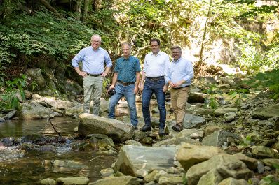 Der Kampwald soll der 7. Nationalpark in &Ouml;sterreich werden. Aus diesem Grund hat Herr Bundesminister Norbert Totschnig gemeinsam mit Bundesminister Marterbauer diesen besucht und sich selbst einen &Uuml;berblick &uuml;ber das Gebiet zu machen.