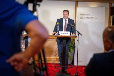 Vorstellung der Ergebnisse der Effizienzanalyse von Klima- und Energief&ouml;rderungen durch Bundesminister Norbert Totschnig und Staatssekret&auml;rin Elisabeth Zehetner.