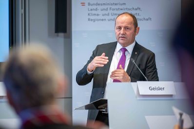 HBM Totschnig pr&auml;sentiert mit Studienautorin Jennifer Hatlauf und LH-Stv. Geisler die Studie zum Lebensraum- und Konfliktpotenzialmodell des Wolfes in &Ouml;sterreich.