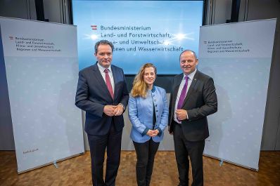 HBM Totschnig pr&auml;sentiert mit Studienautorin Jennifer Hatlauf und LH-Stv. Geisler die Studie zum Lebensraum- und Konfliktpotenzialmodell des Wolfes in &Ouml;sterreich.