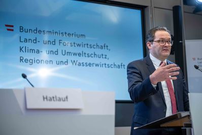 HBM Totschnig pr&auml;sentiert mit Studienautorin Jennifer Hatlauf und LH-Stv. Geisler die Studie zum Lebensraum- und Konfliktpotenzialmodell des Wolfes in &Ouml;sterreich.