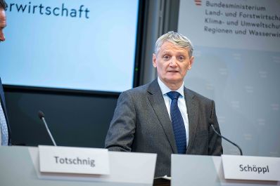 Land- und Forstwirtschaftsminister Norbert Totschnig, die beiden Vorst&auml;nde der &Ouml;sterreichischen Bundesforste Mag. Georg Sch&ouml;ppl und DI Andreas Gruber sowie Dr. Florian Kunz von der Universit&auml;t f&uuml;r Bodenkultur sprechen zu Wald und Wild im Gleichgewicht