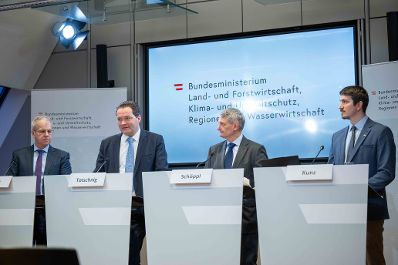 Land- und Forstwirtschaftsminister Norbert Totschnig, die beiden Vorst&auml;nde der &Ouml;sterreichischen Bundesforste Mag. Georg Sch&ouml;ppl und DI Andreas Gruber sowie Dr. Florian Kunz von der Universit&auml;t f&uuml;r Bodenkultur sprechen zu Wald und Wild im Gleichgewicht